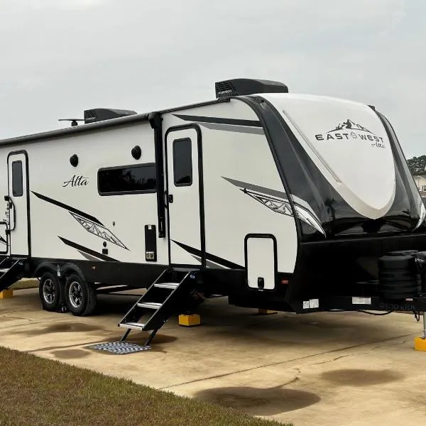 The Lake Escape RV Meets The Beach，位于弗利的酒店