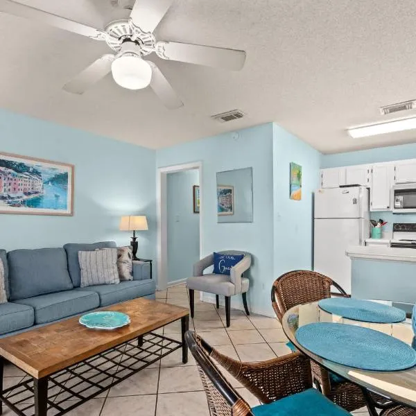 Peaceful Paradise Steps to Beach Pool & Hot Tub，位于德斯坦的酒店