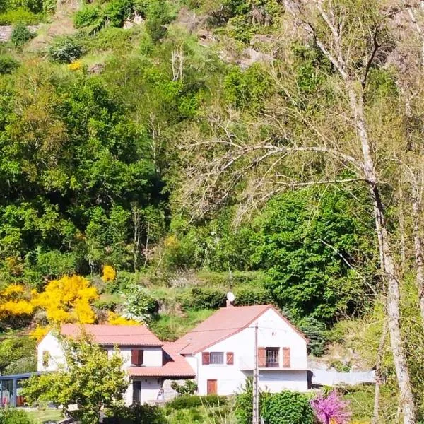 Chez Nicole et Patrick，位于Chouvigny的酒店