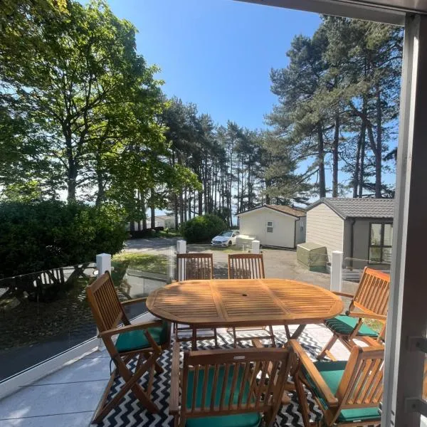 Robins Lodge by the sea，位于Lytchett Minster的酒店