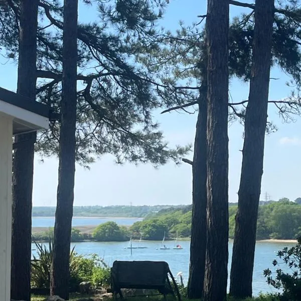 Robins Lodge by the sea，位于Lytchett Minster的酒店