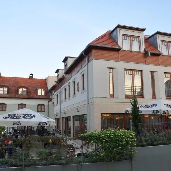 哈洛姆古纳尔酒店，位于Nagykőrös的酒店