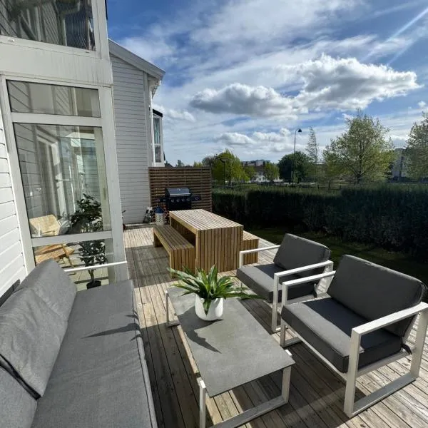 Apartment with sunny balcony，位于克里斯蒂安桑的酒店