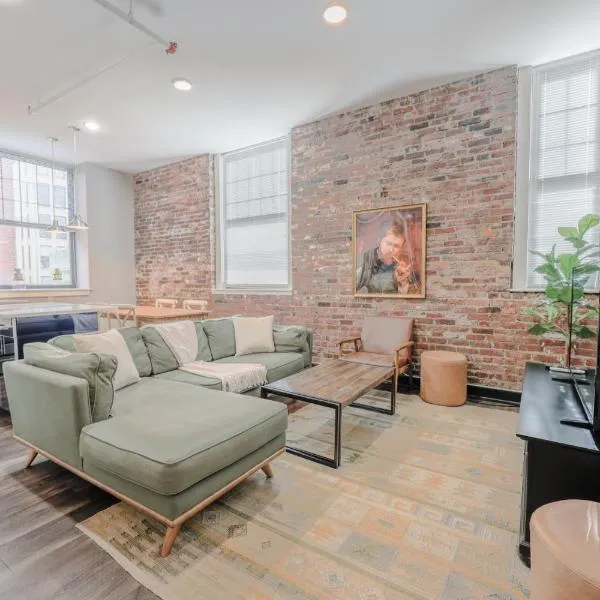 Lavishly Designed Home With Office Close to T，位于波士顿的酒店