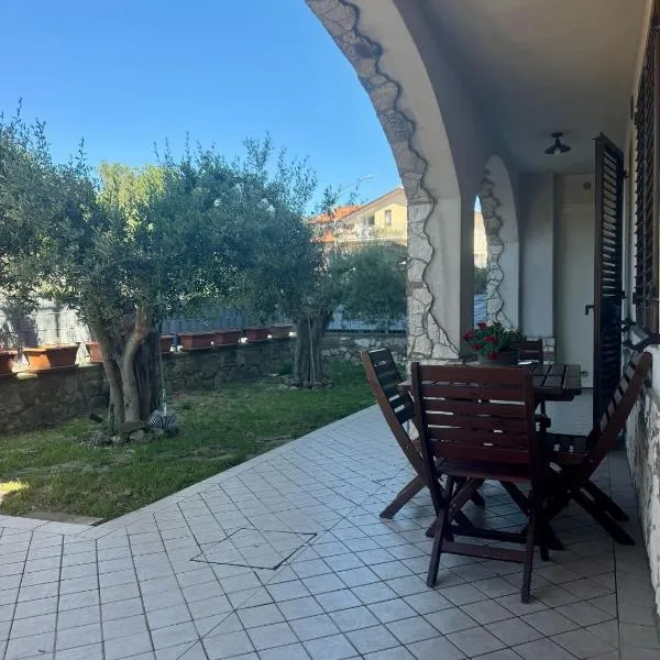 Casa vacanze - I due ulivi- passignano sul Trasimeno，位于特拉西梅诺湖畔帕西尼亚诺的酒店