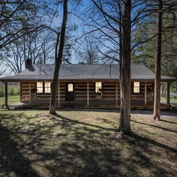 Cozy Lux Cabin With Game Room，位于默夫里斯伯勒的酒店