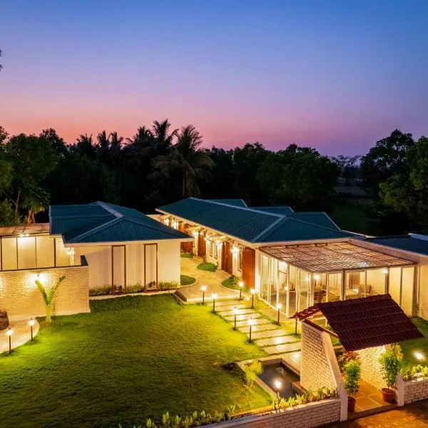 StayVista at The Five Oaks - Private Pool Cottages，位于卡尔贾特的酒店