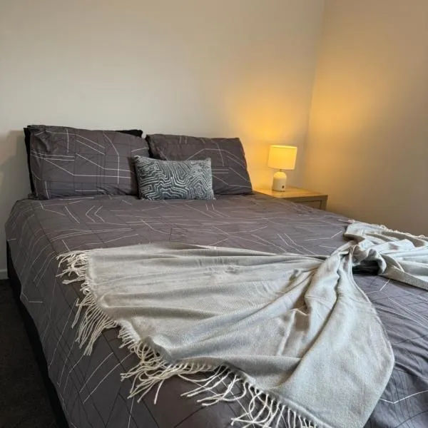 Calm, Cozy & Convenient Your Home Away from Home，位于Kalkallo的酒店
