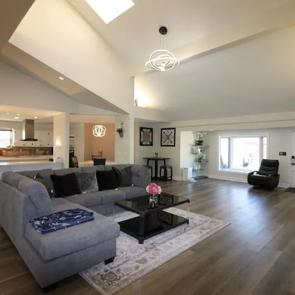 4bed, 2bath cozy-luxury-modern house，位于大草原城的酒店