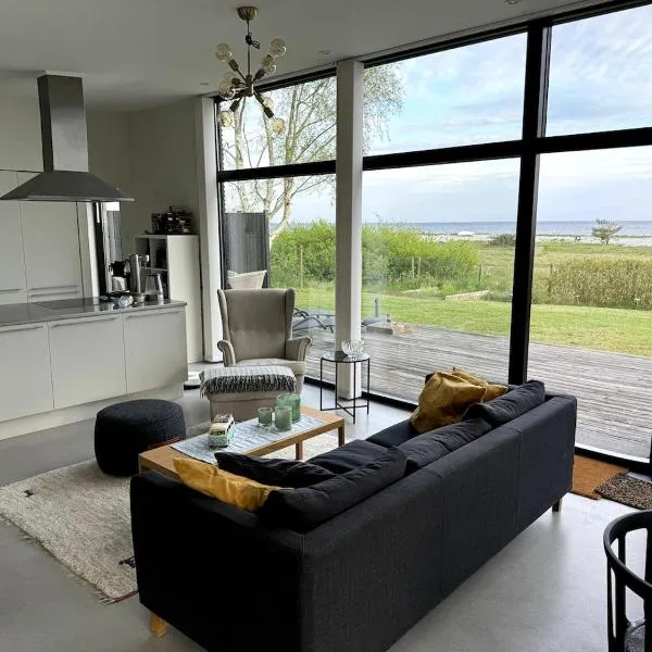 Bright and modern villa by the sea，位于特雷勒堡的酒店