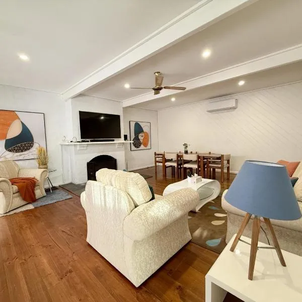 Capelink Beach House-Atop Prestigious Oliver's Hill，位于Frankston South的酒店