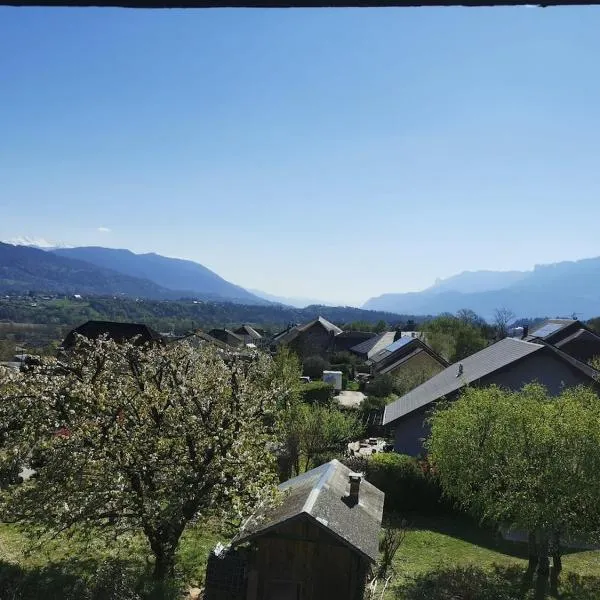 Quiet apartment between sky and mountains，位于Cruet的酒店
