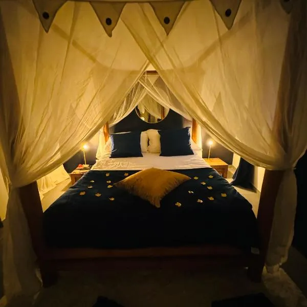 Astral Suite, Love Room, Jacuzzi, Distance to Beach，位于圣吕斯的酒店