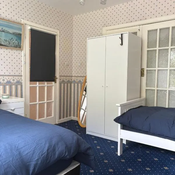 Superb Triple Room near Airport - 1，位于都柏林的酒店