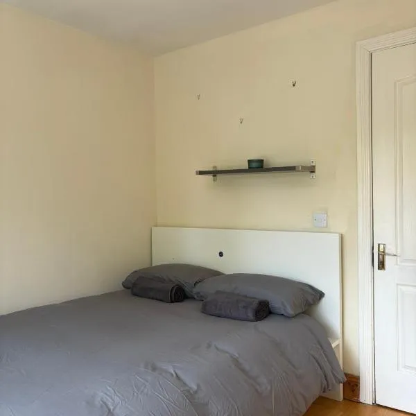 Superb Double Room near Airport - 3，位于都柏林的酒店