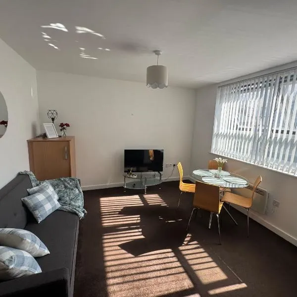 Chic Trafford Apartment, Private Underground Parking, Fast Wi-Fi, Self Check-in Anytime, 5 mins to Old Trafford Stadium，位于曼彻斯特的酒店