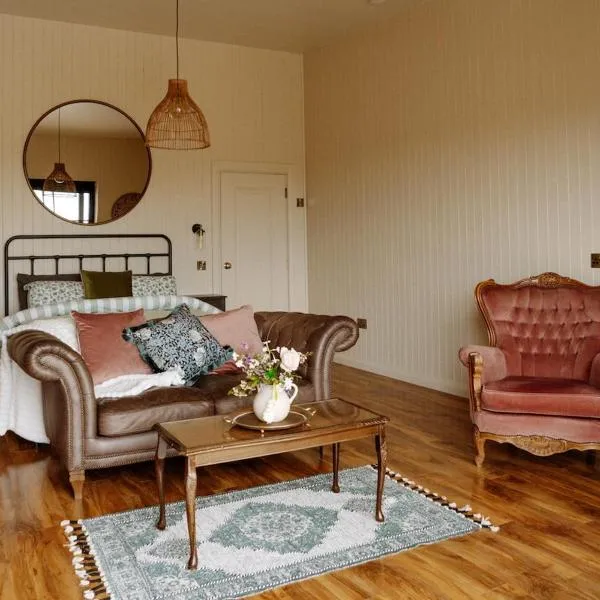 Fisherman's Lodge at Angliham Estate，位于Kilroghter的酒店