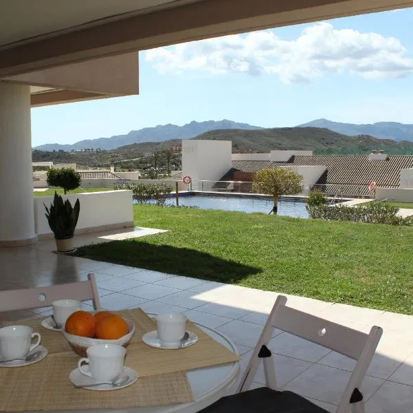 LUXURY RELAX Valle del Este golf y playa con vistas a piscina，位于维拉的酒店