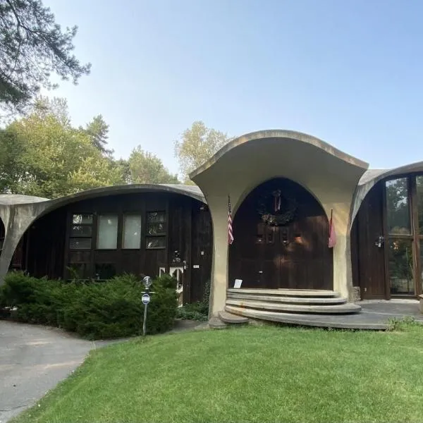 HOUSE Of THE FUTURE IN THE WOODS OF WEST LANSING，位于兰辛的酒店