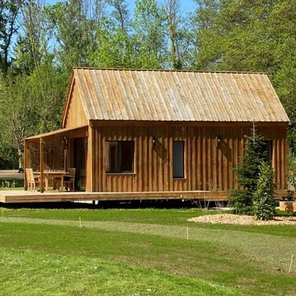 Les Cabanes du Moulin de l'Ortille & SPA，位于贡比涅的酒店