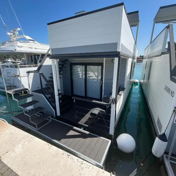 Novigrad Sea-House Heroina - Hausboot，位于诺维格勒伊斯特拉的酒店