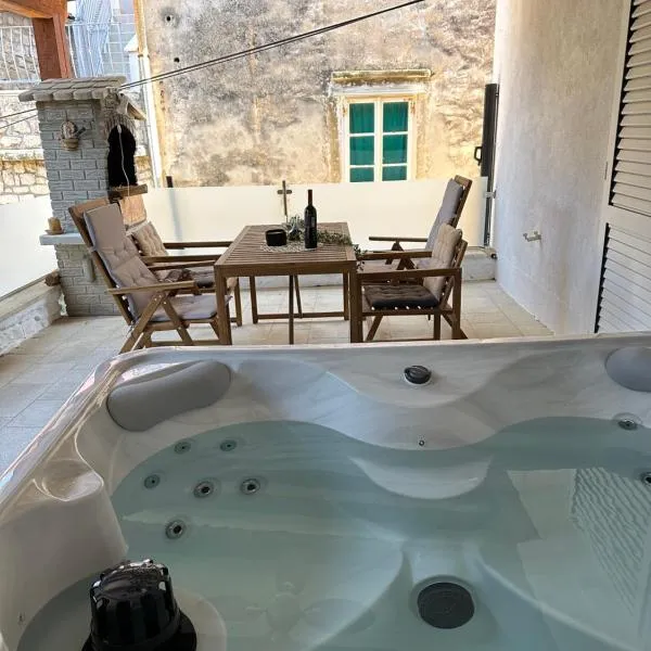 Luxury Old Town Rab Studio Apartments，位于拉布的酒店