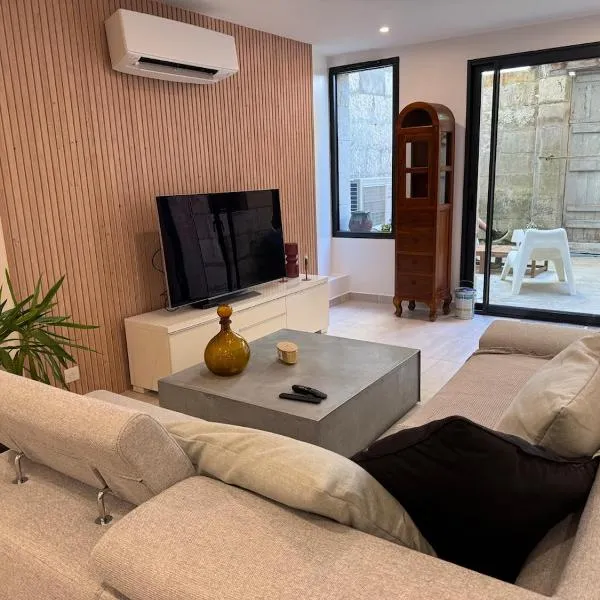 Loft avec Parking au centre historique de Saintes，位于桑特的酒店