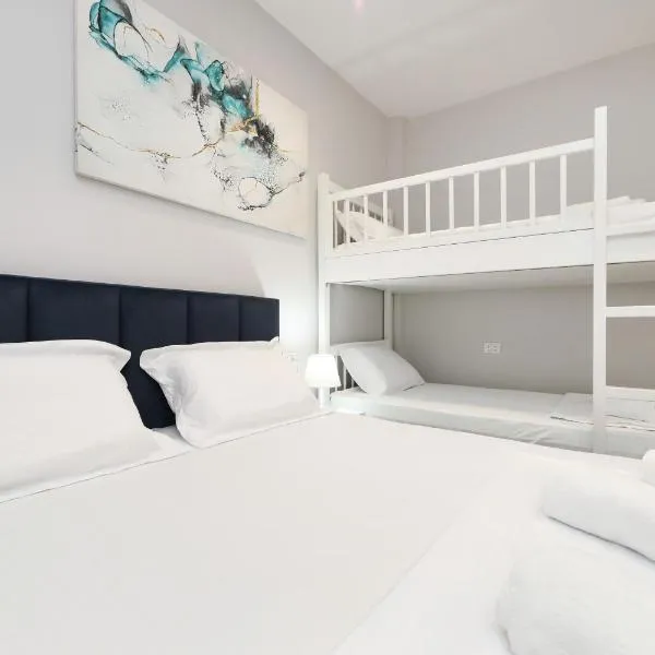 Vila Feliz - Premium Rooms with Free Private Parking，位于伏罗拉的酒店