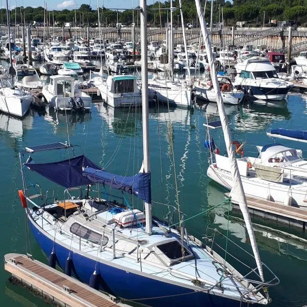 Sailboat land and sea, vegetated，位于拉罗谢尔的酒店