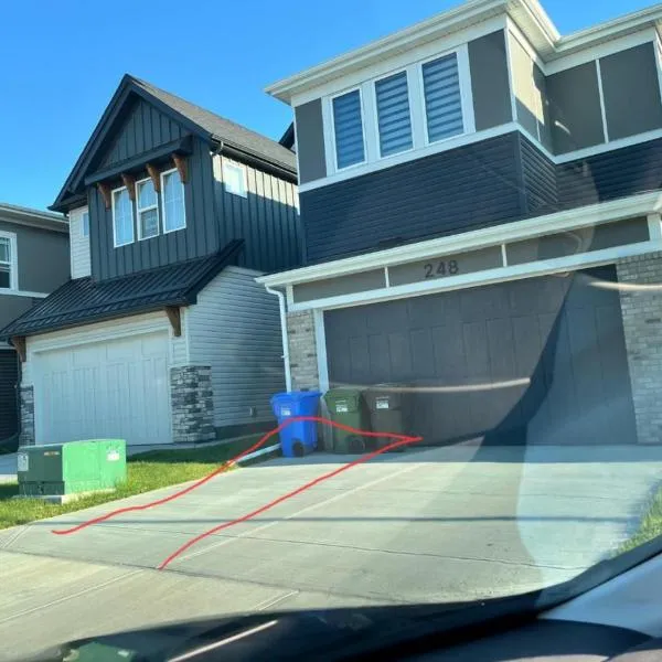 Cozy 1 bedroom basement suite in Southwest Calgary,位于卡尔加里的酒店