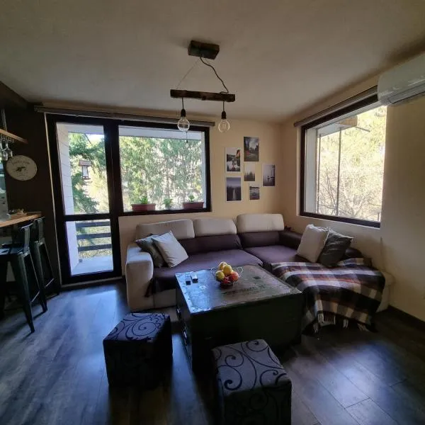 "Whispering pines" vacation home, close to Sofia，位于Gola Glava的酒店