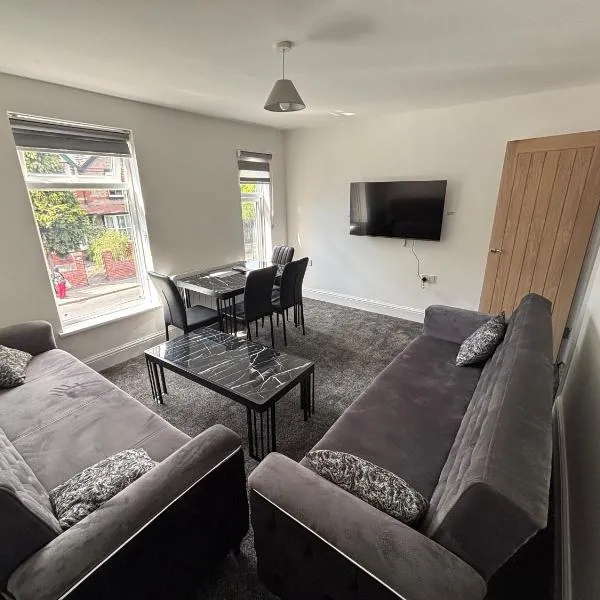 1 Bedroom Flat - Manchester Airport Apartment - 7 mins to MAN - Staycations & Business stays!，位于曼彻斯特的酒店
