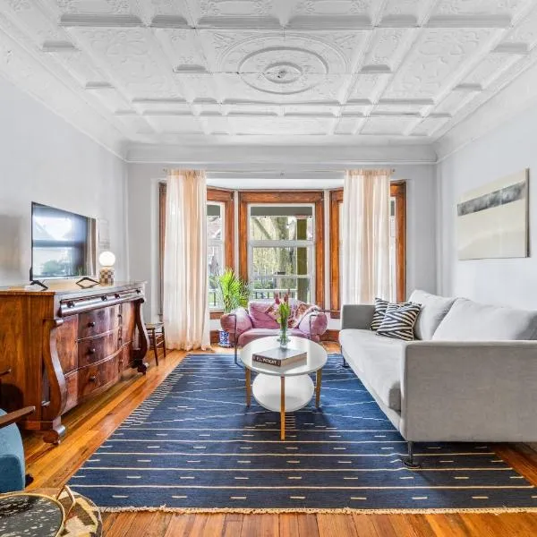 Historic & Spacious 3 Bedroom Family Gem on Peaceful Street，位于布法罗的酒店