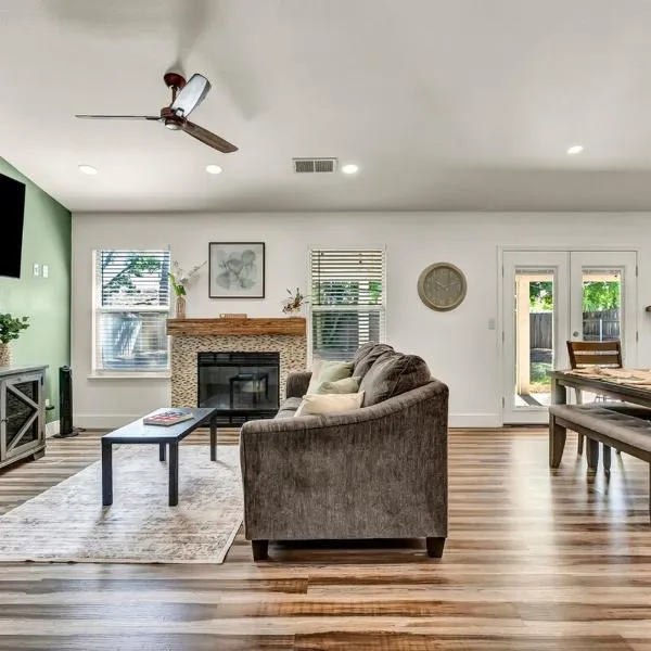 Magnolia Peaceful Vibes Cozy Near Hospital，位于汉福德的酒店