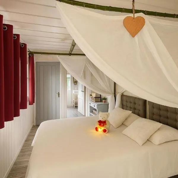 CABANE, BUNGALOW, BULLE ET SPA LE REFUGE ZEN ET BIEN ETRE，位于Montpouillan的酒店