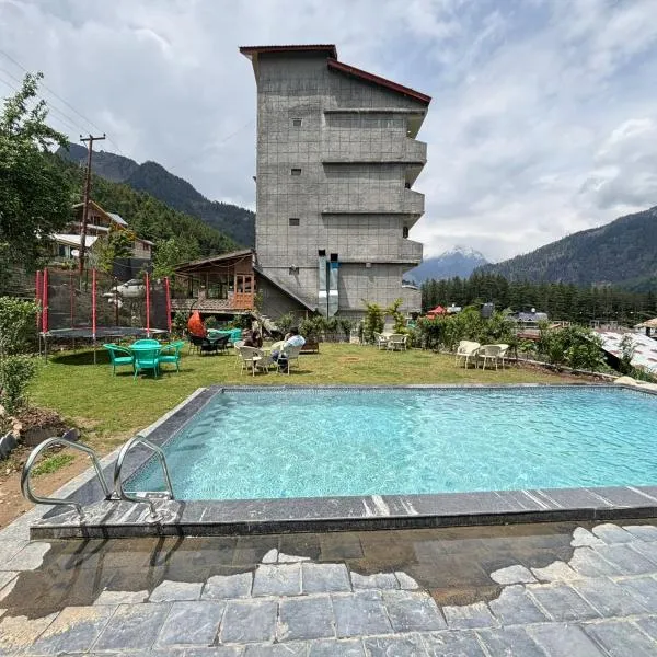 Hotel Old Smugglers with Balcony mountain view AC Hot and Cold Near to Hadimba Temple，位于马拉里的酒店