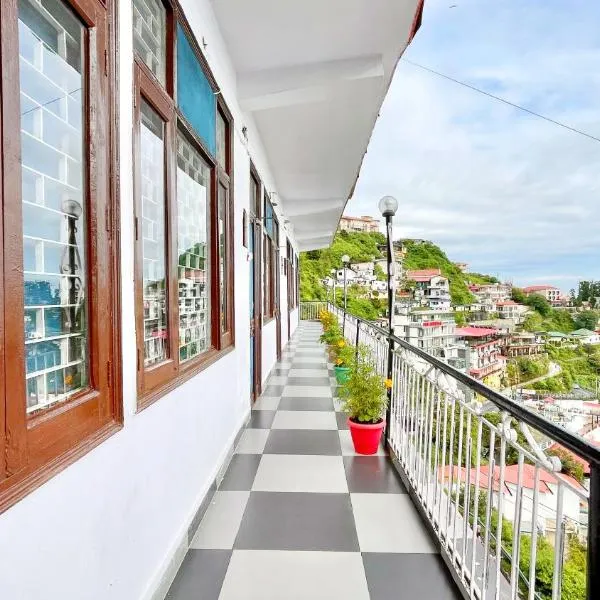 HOTEL PREMIUM N P Near Mall Road - Restaurant And Private Parking Facilities - Hygiene & Spacious Room- A Top Rated Hotel In Mussoorie，位于穆索里的酒店