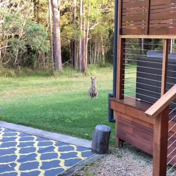 The Bungalow - Luxurious & Calm - Beach and Bush Retreat，位于Valla Beach的酒店