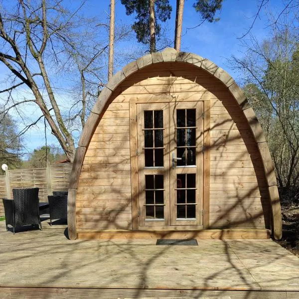 Minihotel "Hobbit Town" am See an der Mecklenburger Seenplatte, Schlaffass，位于菲尔斯滕贝格的酒店