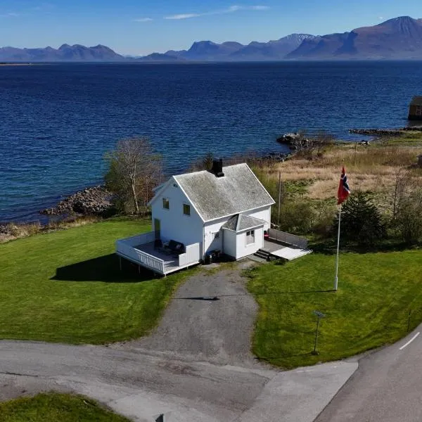 Sjønært feriehus, båt tilgjengelig for leie，位于奥勒松的酒店