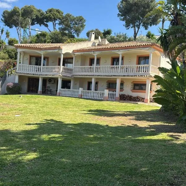 Grand Villa! with Golf & Sea view!!，位于马贝拉的酒店