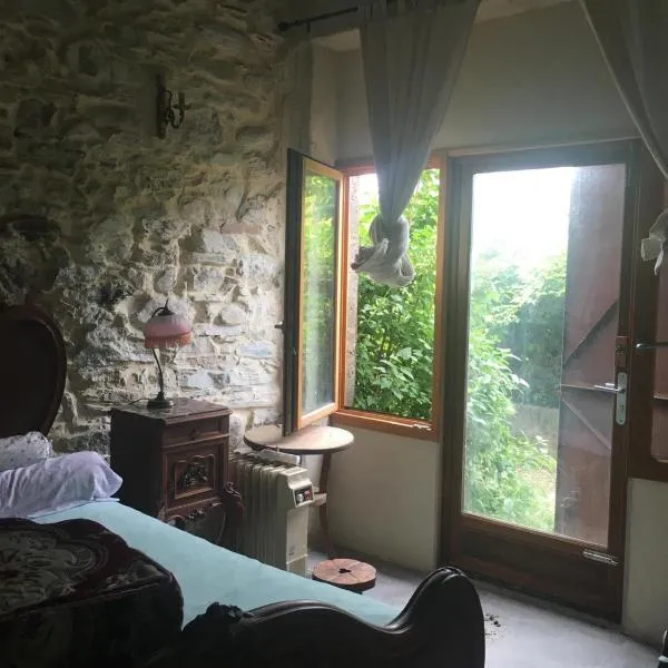 beautiful arched stone apartment 1 bd，位于Mons的酒店
