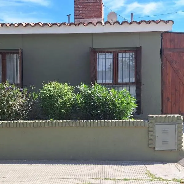 La casa, alquiler temporario - casa completa con cochera y patio- parrilla，位于梅塞德斯镇的酒店