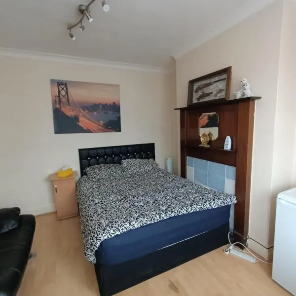 Pembroke - Double Room with Private WC Parking & Workstation，位于埃奇韦尔的酒店