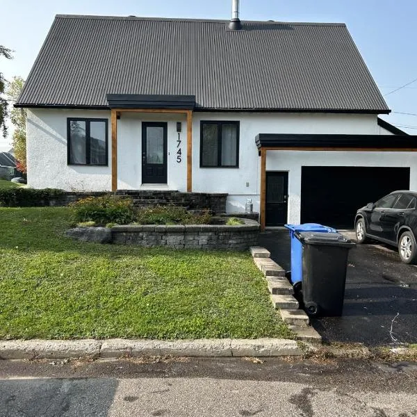 Appartement en face de l'aéroport de Québec，位于魁北克市的酒店
