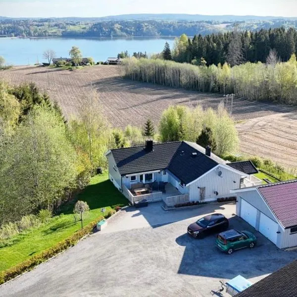 Hybel i underetasje 700m fra strand，位于绰斯特德的酒店