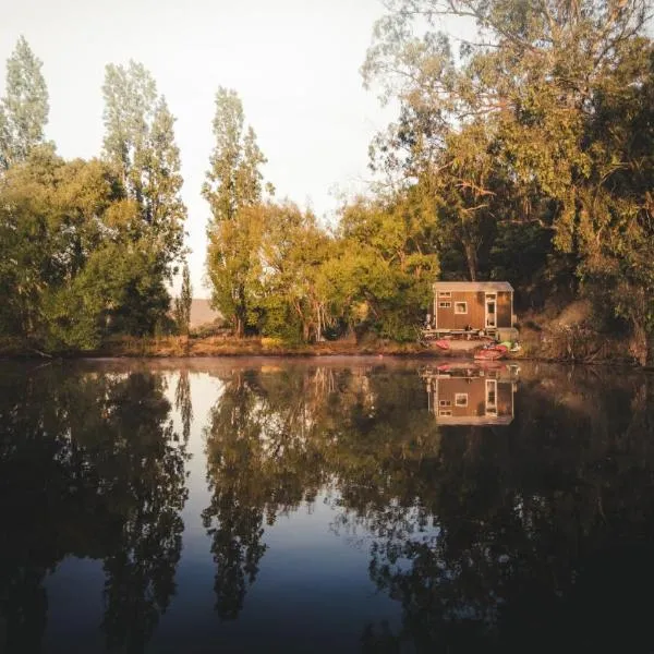 Quiet Lake House In Winery by Tiny Away，位于Flowerdale的酒店