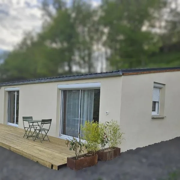 Le Petit Gîte 15140，位于Sainte-Eulalie的酒店