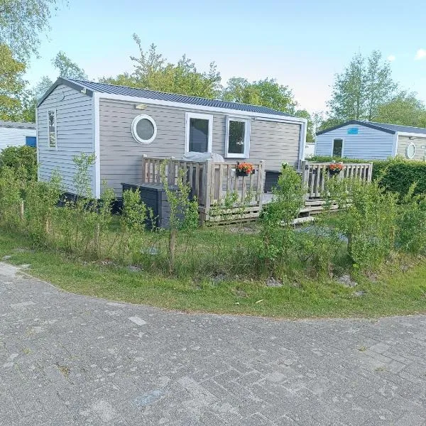 BJ Chalets - Robbengat 85 - Gezellige chalet op vakantiepark Lauwersoog! Vroege incheck! MET AIRCO!，位于劳雷尔苏格的酒店