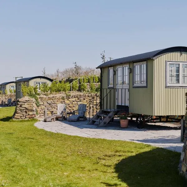 Shepherds Huts at The Cornish Arms，位于圣梅尔林的酒店